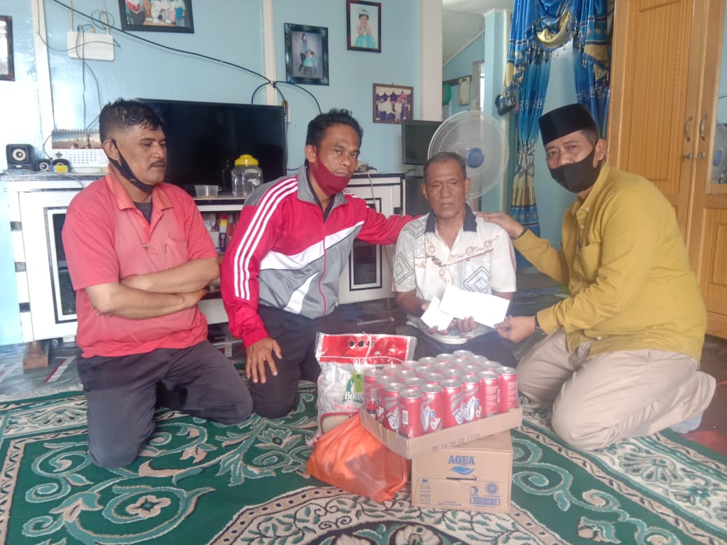 Jelang Idul Fitri Ketua PWRI Riau Berbagi Sembako Kepada Warga