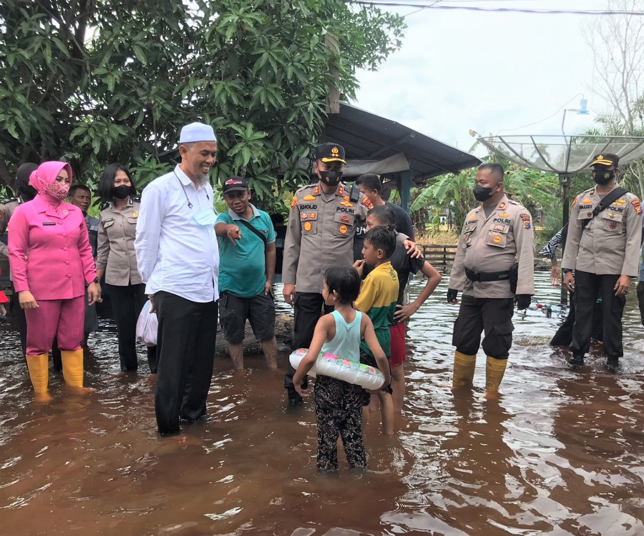 Polres Dumai Respon Cepat Berikan Bantuan Kepada Korban banjir Akibat Luapan Sungai Di Kelurahan Bumi Ayu