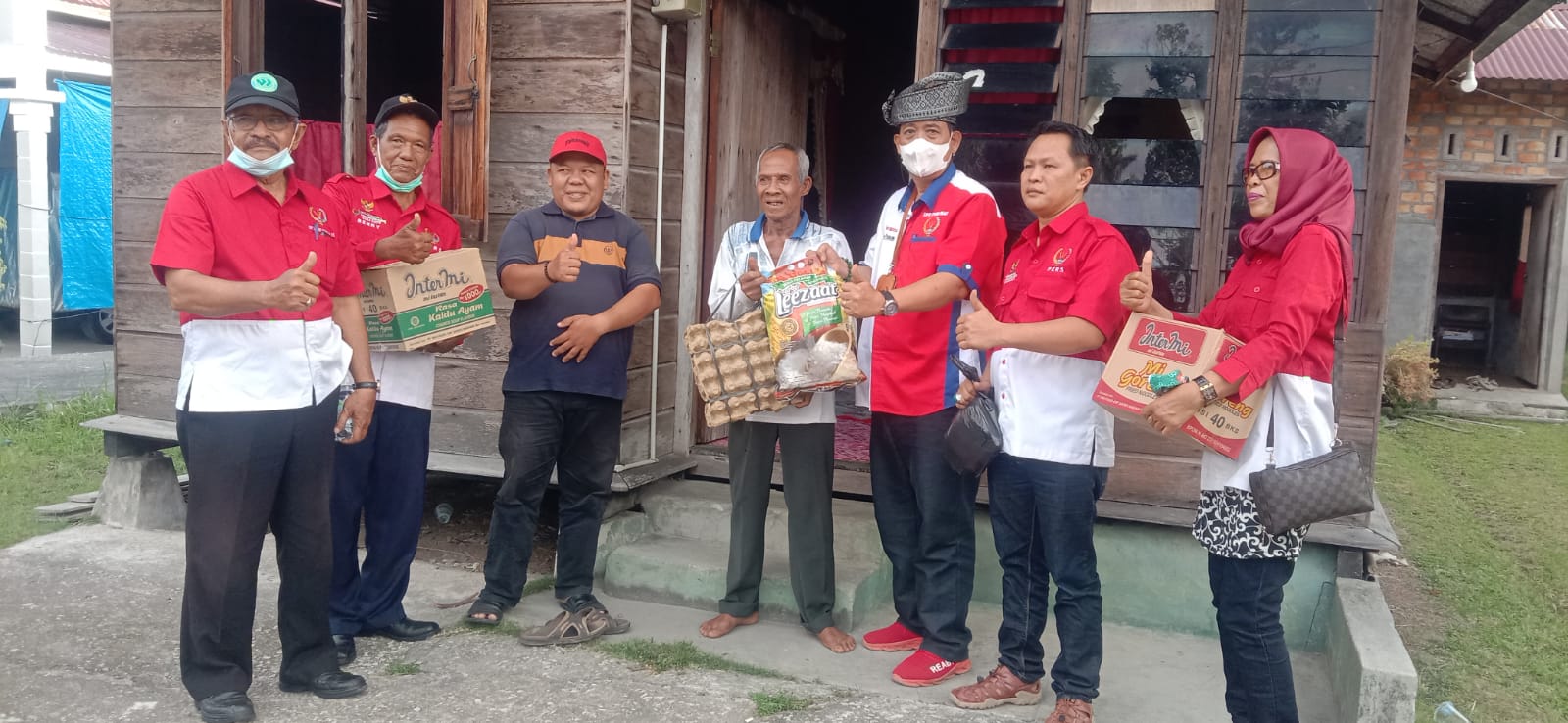 DPD PWRI Riau Berikan Bantuan Sembako Kepada Warga Desa Meskom