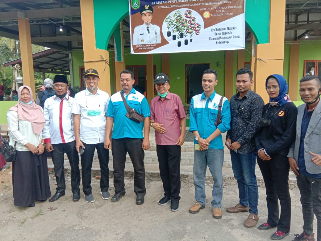 Walikota Dumai Serah Kan 400 Bibit Manggis Untuk Kelompok Tani Di Bunga Tanjung
