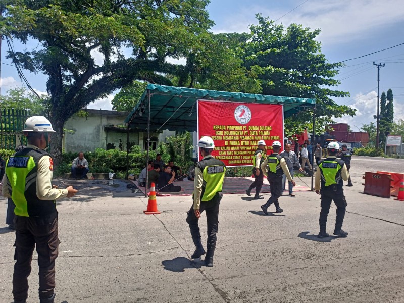 Buruh Kembali Gelar Aksi Penyampaian Pendapat Di Gerbang PT. Pelindo I Dumai