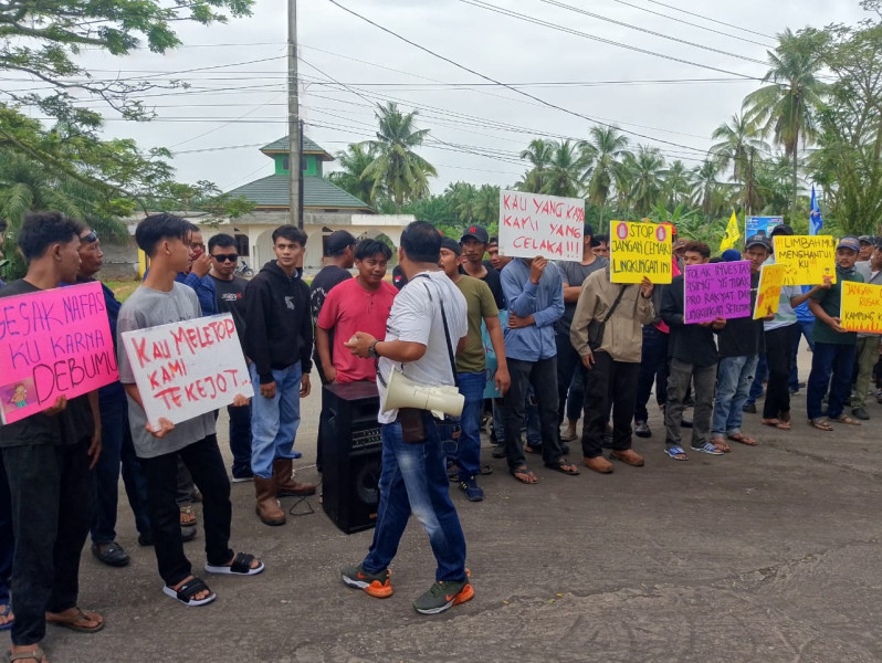 Pasca Ledakan Di PT. ESM, Ratusan Masyarakat Nerbit Kecil Gelar Aksi Unjuk Rasa Di Depan Pintu Masuk Perusahaan