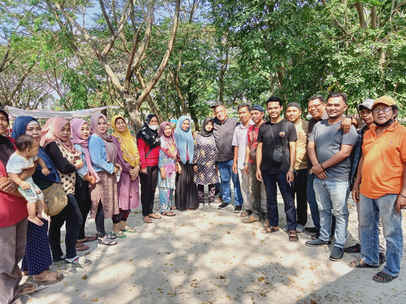 H Johannes MP Tetelepta Bertemu Dan Berdiskusi Dengan 20 Pedagang Kuliner Bukit Gelanggang