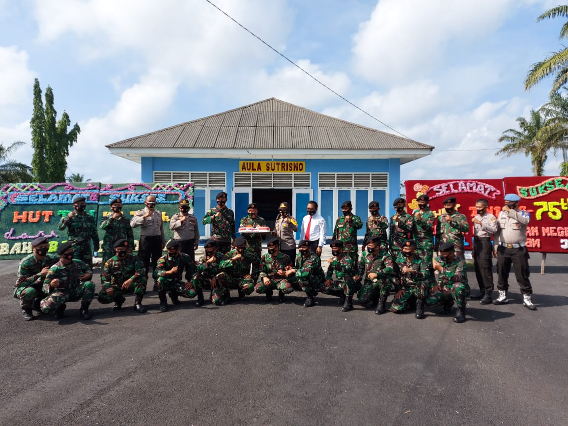 Polres Dumai Datangi Markas Komando TNI Se Kota Dumai berikan Kejutan