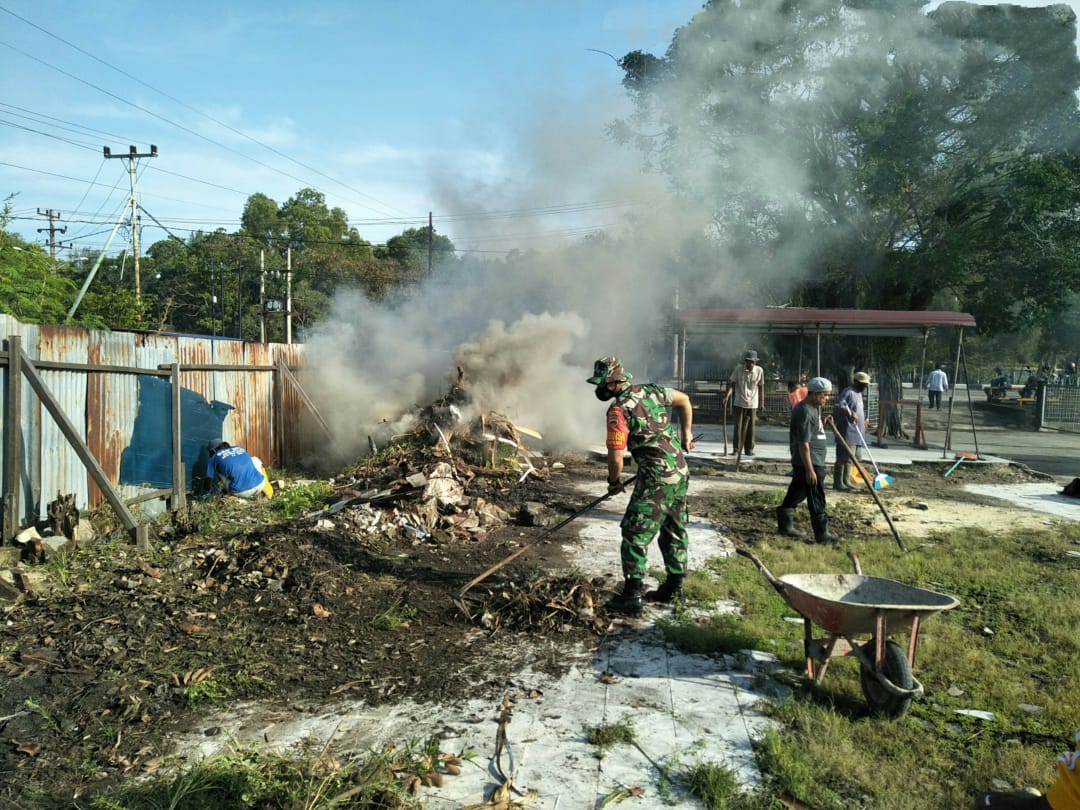 Bersih-bersih Lingkungan, Serda Boby Laksanakan Goro