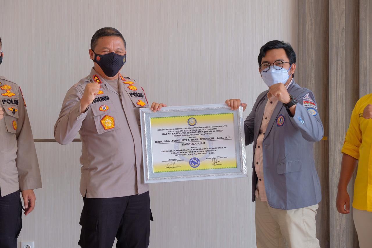 Kapolda Riau Kembali Terima 2 Penghargaan Dari BEM Se Riau