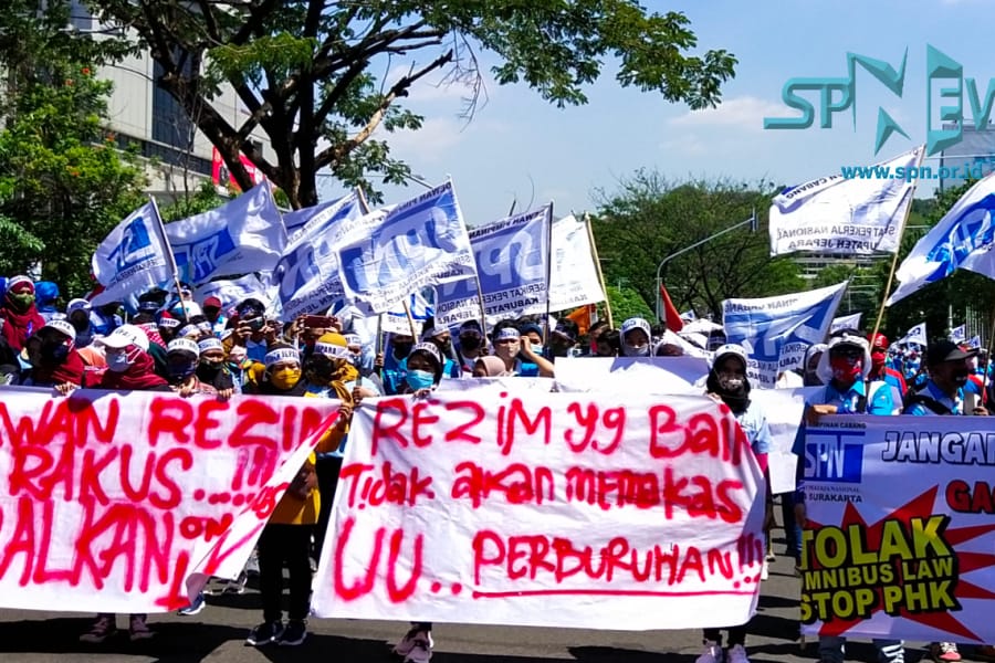 Buruh Jawa Tengah Unjuk Rasa Tolak Omnibus Law