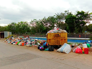 Tumpukan Sampah Didepan Kantor Dinsos Dumai, merusak Pemandangan
