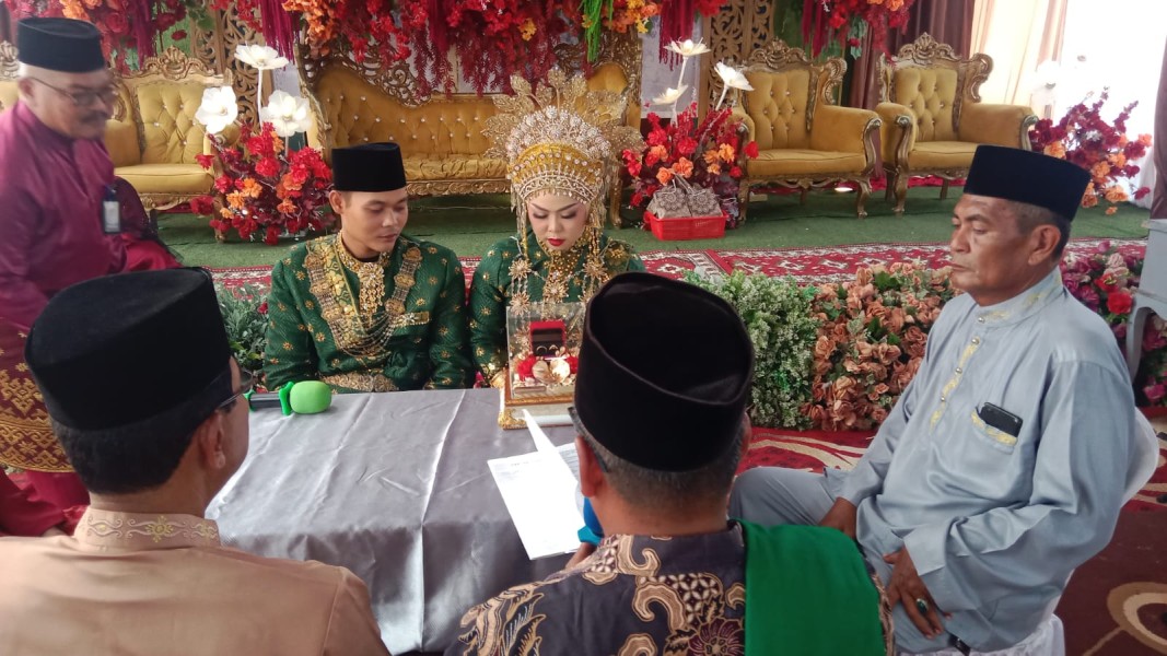 Acara Akad Nikah Adik Bungsu Ketua SPN Kota Dumai Dan CEO Media Auranusantara, Mhd Ogie Ikma Garzino Dan Risa Riandini