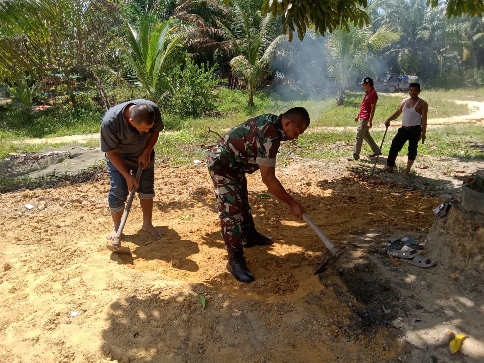 Penimbunan Jalan Oleh Serka Suandi dan Masyarakat