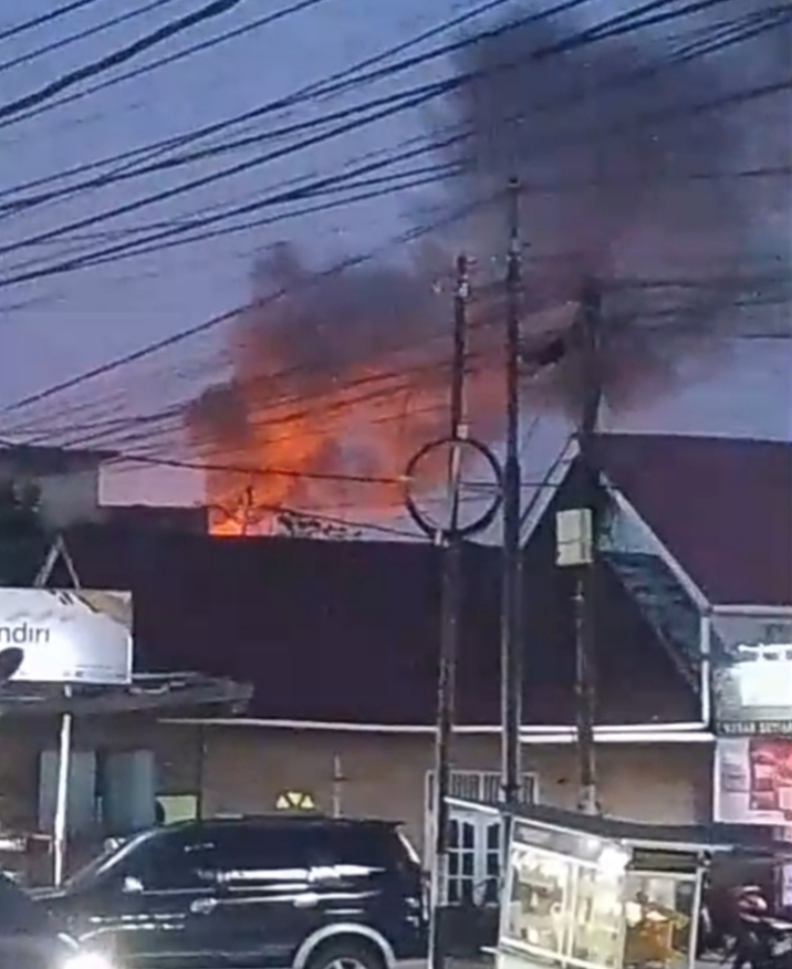 Kobaran Api Dan Kepulan Asap Hitam Pekat Mengepul di Area PT. KPI RU II Dumai