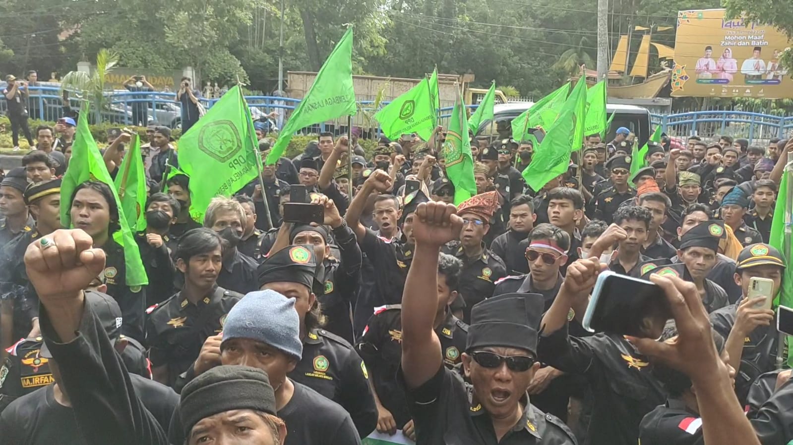 Ribuan Massa LLMB Dan Ormas Melayu Gelar Aksi Di Depan Gedung DPRD