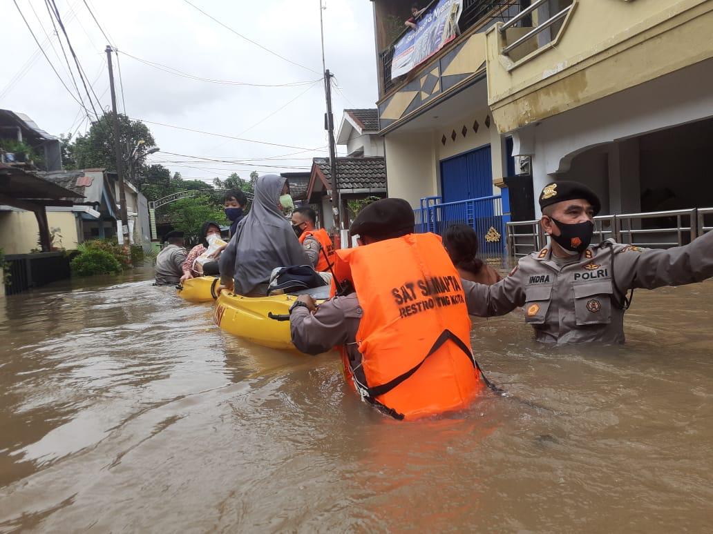 Personil TNI-POLRI di Kerahkan Untuk Membantu Korban Banjir