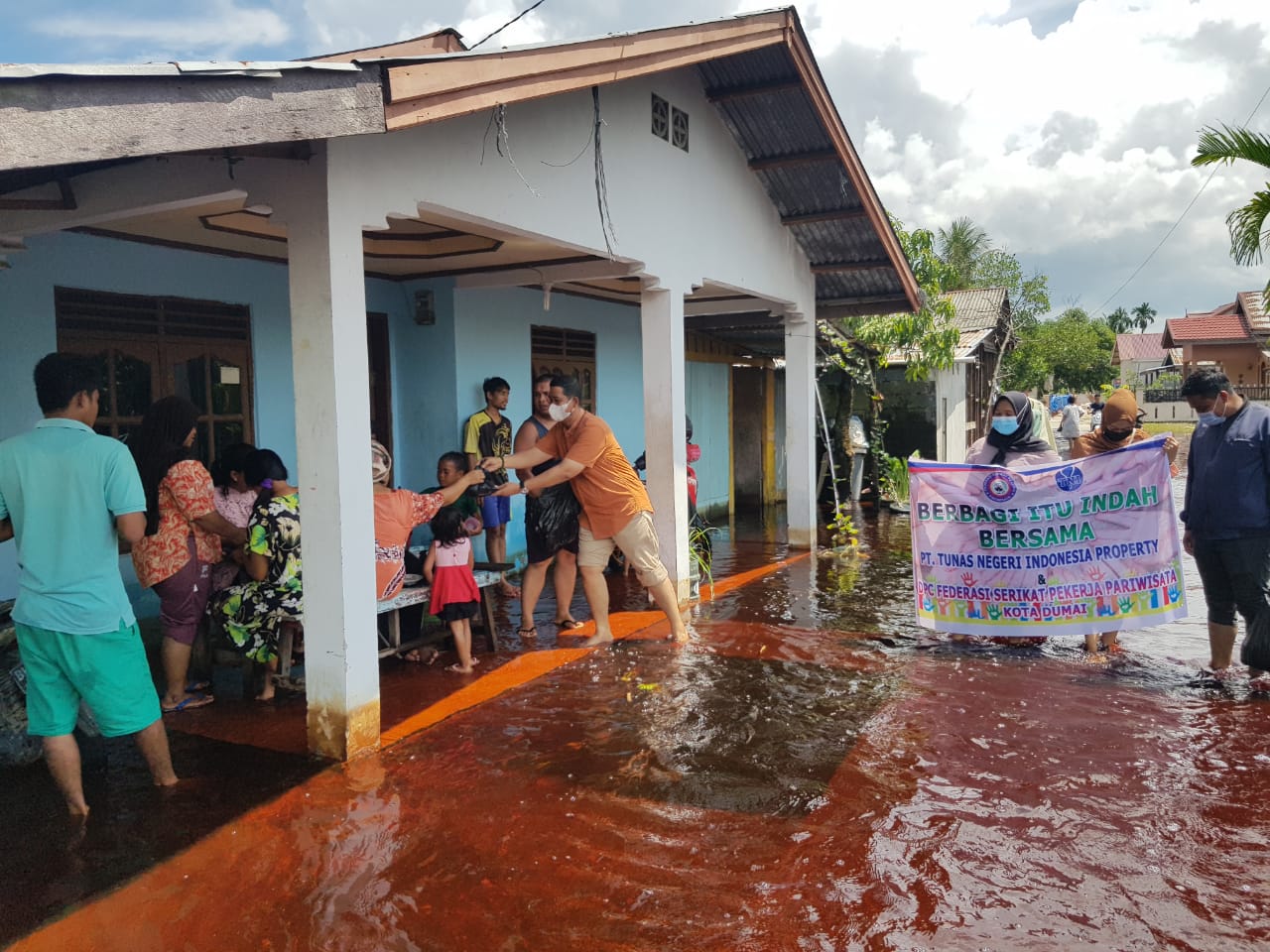DPC SP PAR Dan PT. Tunas Negeri Indonesia Property Peduli Korban Banjir