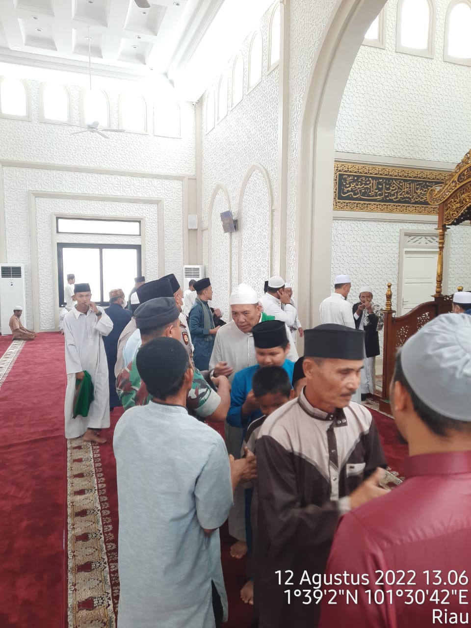 Walikota Dumai dan Pelda Hendrianto Laksanakan Sholat Jum'at Perdana di Mesjid Al Idrus