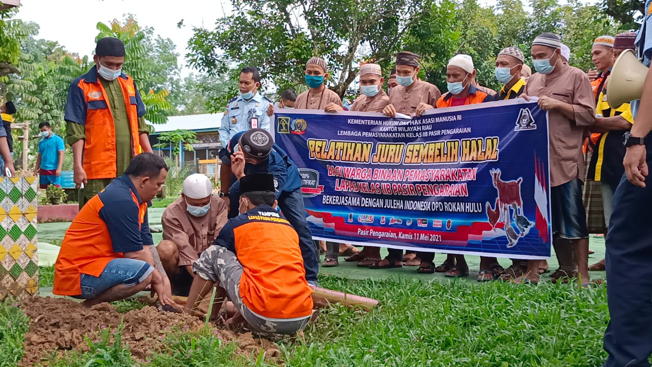 WBP Lapas Pasir Pengaraian Dilatih Cara Menyembelih Hewan Yang Halal