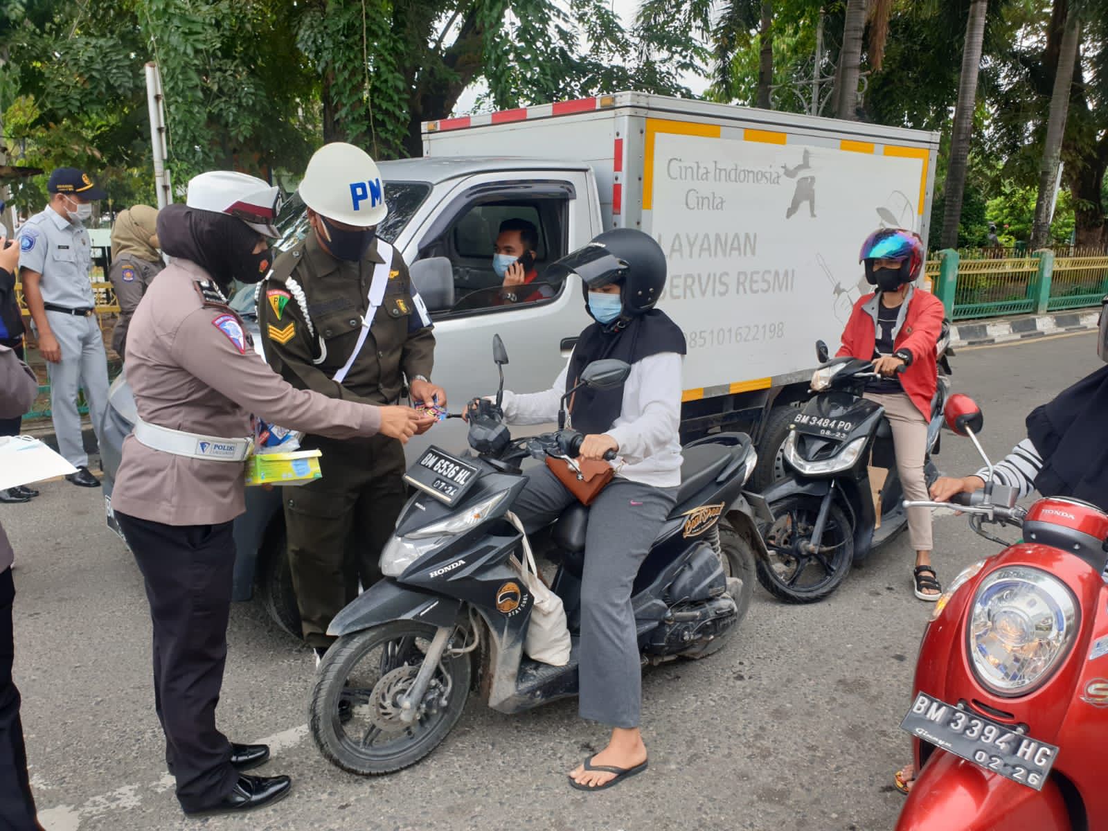 Satlantas Polres Dumai Turut Bagikan Masker, Sembako,Stiker serta leaflet Kepada Pengguna Jalan