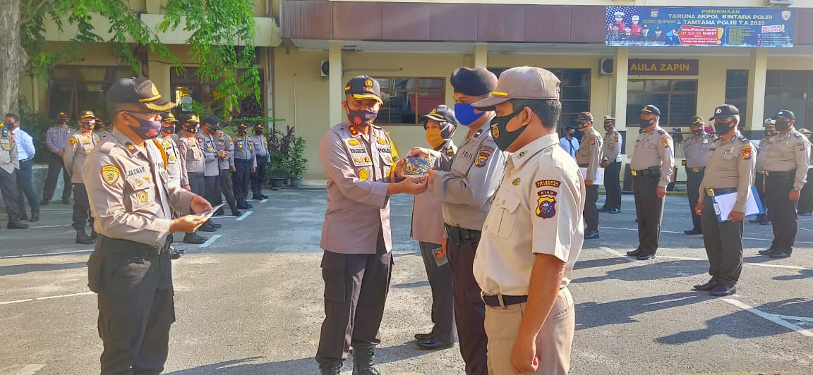 Waka polresta Pekanbaru AKBP Yusuf Rahmanto S. I. K, M. H bagikan Masker Kepada Personel