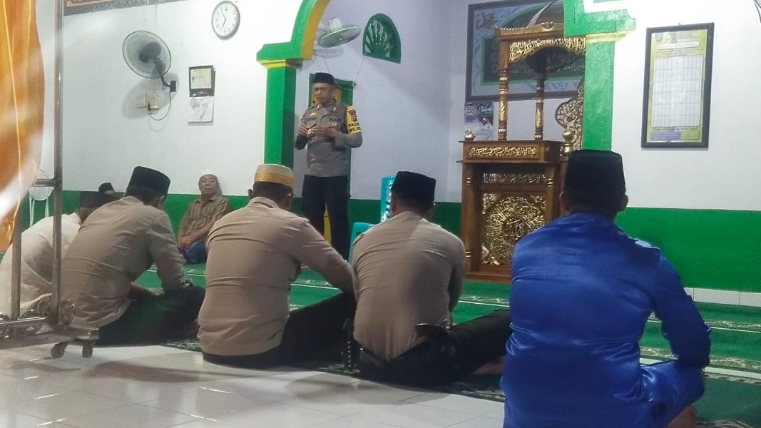 Kapolsek Medang Kampai Laksanakan Cooling System Bersama Masyarakat Tunaikan Sholat Magrib Dan Isya