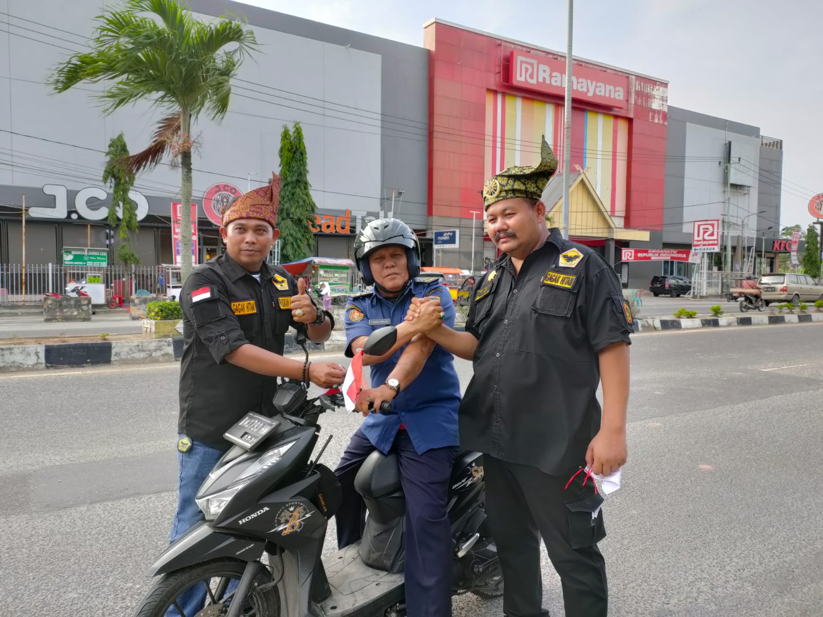 Gagak Hitam Sambang Kota Dumai Bagikan 300 Bendera Merah Putih Kepada Warga