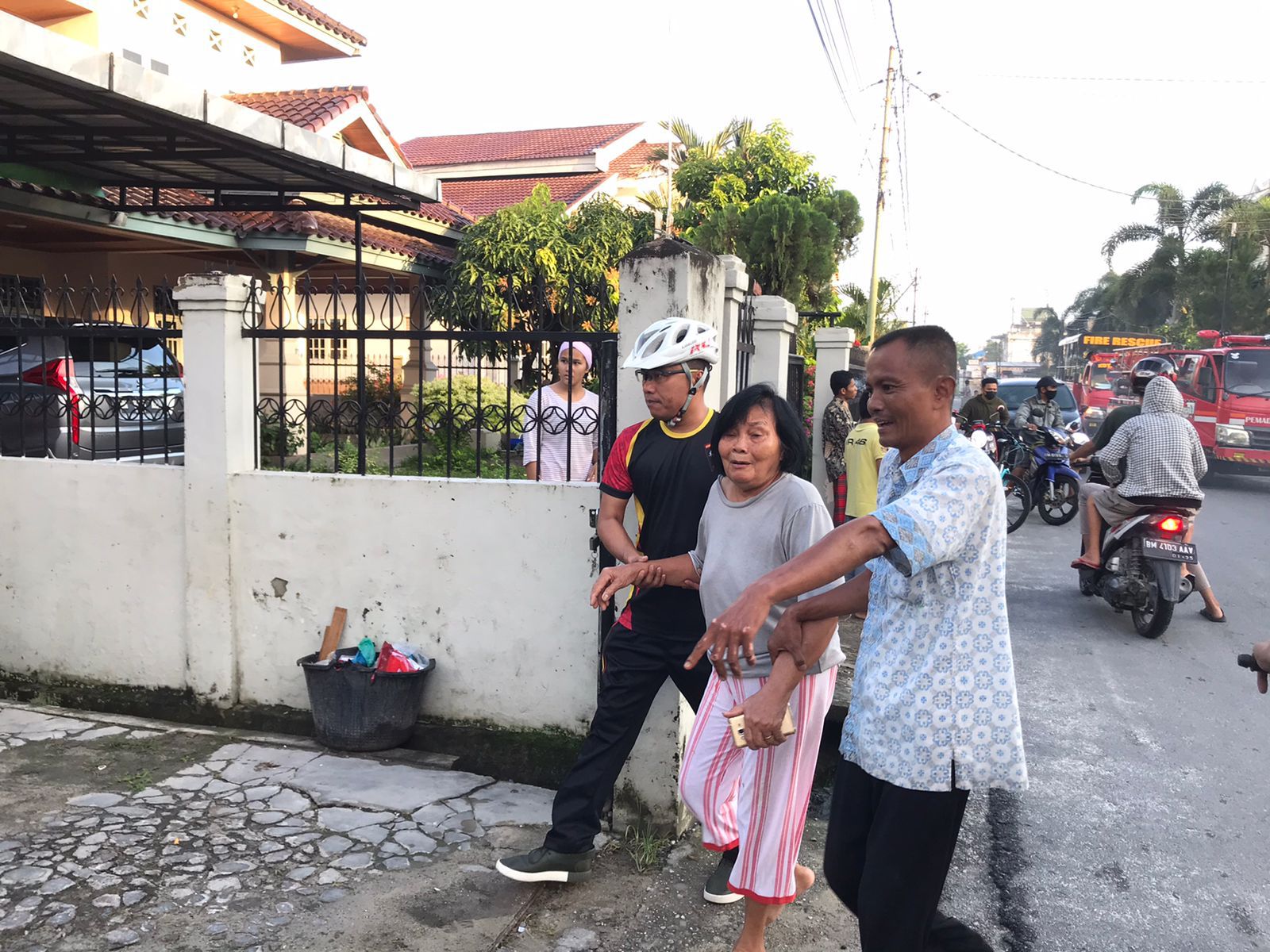 Aksi Heroik Personel Brimobda Riau Selamatkan Lansia Dan Stroke Dari Rumah Yang sedang Terbakar