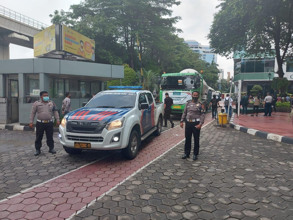 Jamin Keamanan Dan Kelancaran,Polda Riau Kawal Pengiriman 70 Ron Oksigen Untuk Pasien Covid-19 Di Jakarta