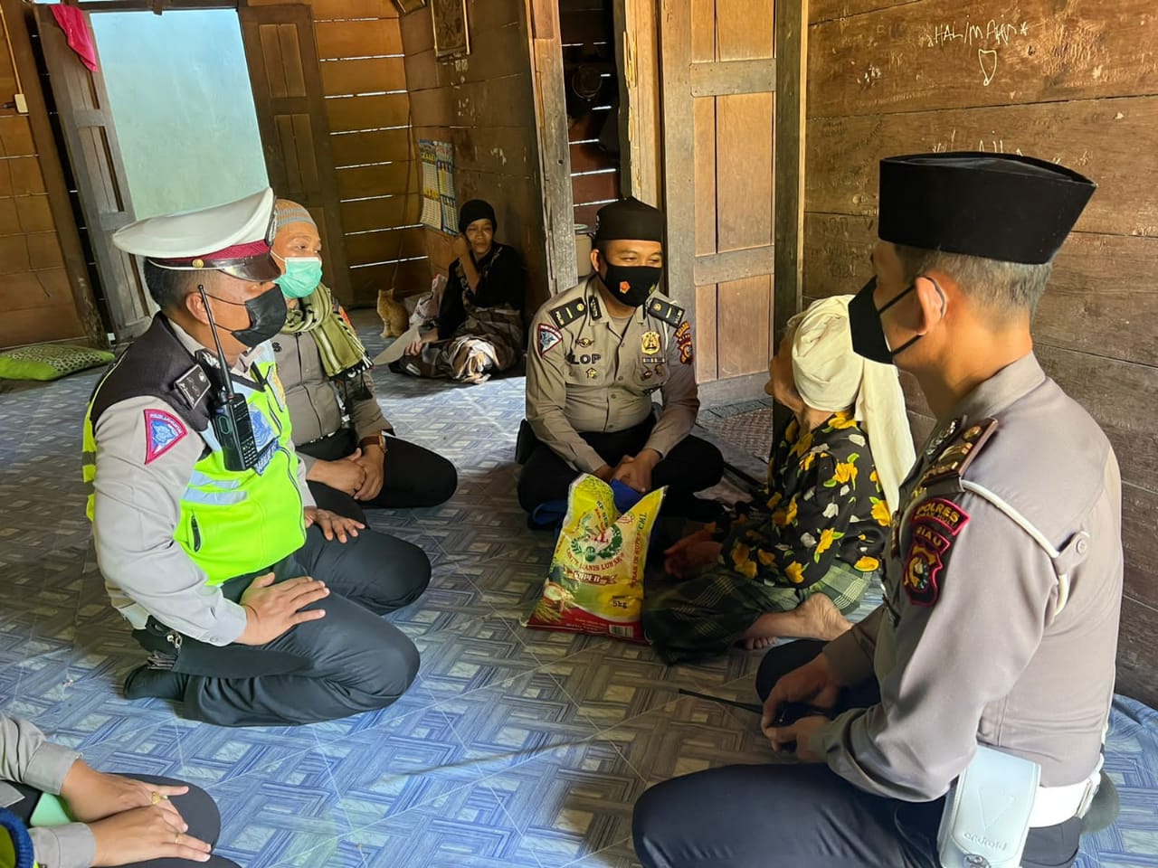 Satlantas Polres Rohul Berikan Bantuan Pada Dhuafa Di Tiga Desa Di Kecamatan Rambah
