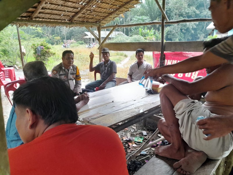 Pak Bhabin Irham, Sosok Polisi Yang Membaur Dengan Dan Kehidupan Masyarakat Suku Akit Di Desa Hutan Panjang