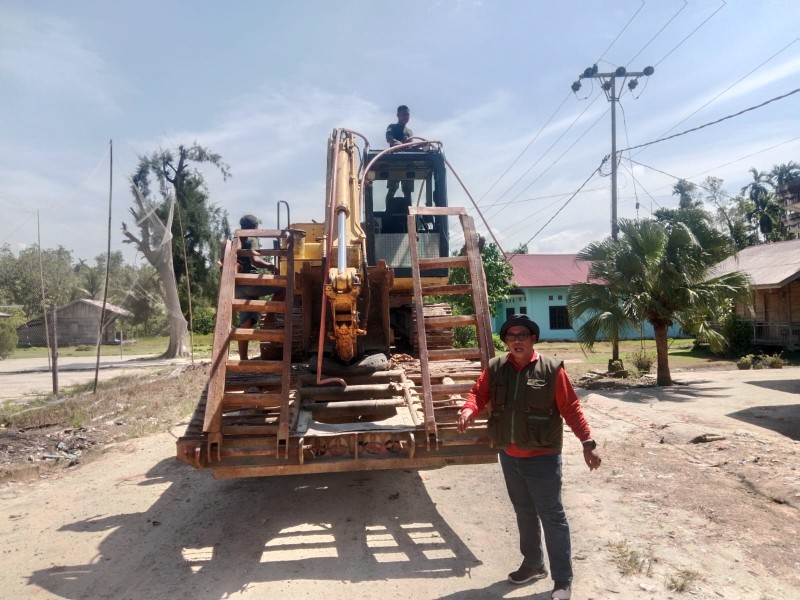 PJ Kades Hutan Panjang Bersama Staf Dan Warga Lakukan Perbaikan Jalan Rusak Di Tiga Titik Dusun II