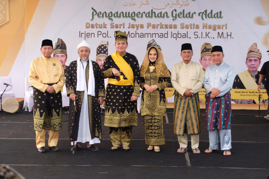 Polda Riau Gelar Pesta Rakyat Dalam Rangka Penganugrahan Gelar adat Kepada Kapolda