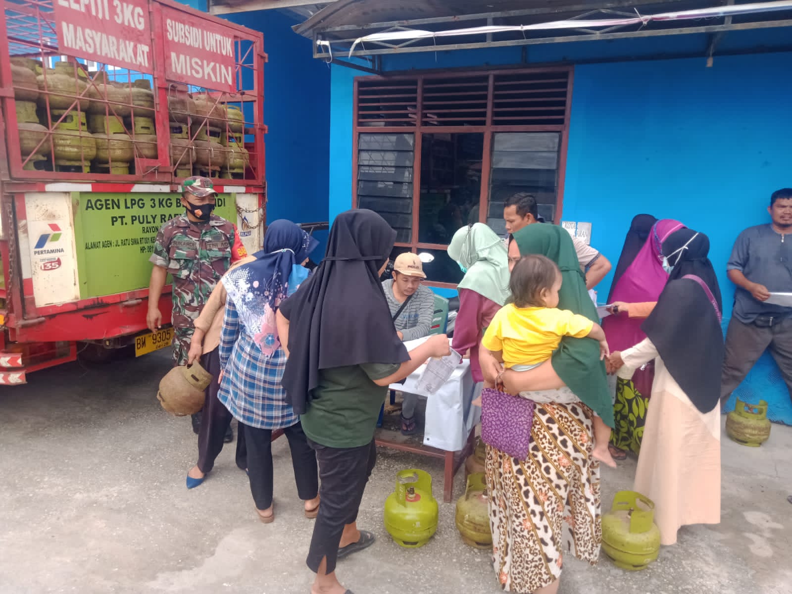 Serma Sukardi Laksanakan Pengamanan Operasi Pasar Gas 3 Kilo