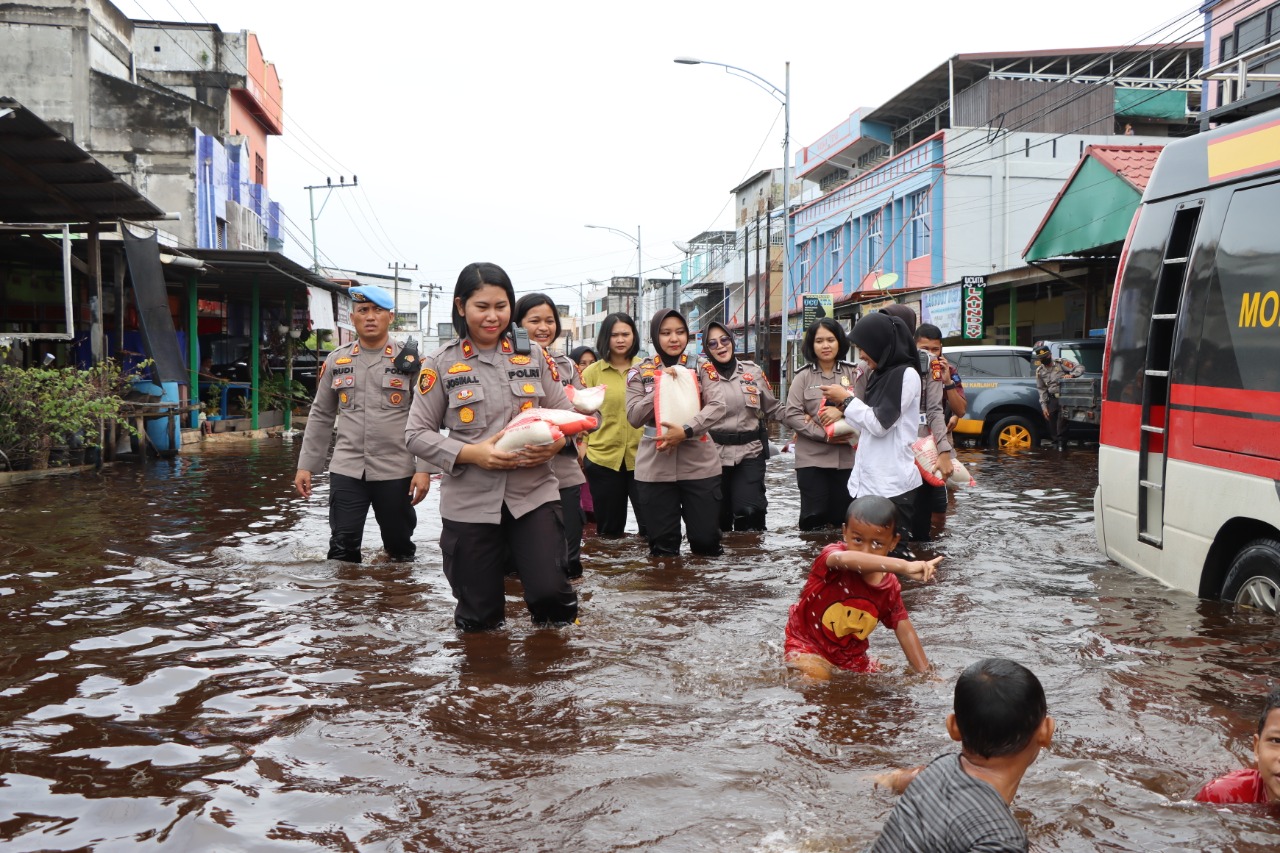 Banjir Rob Melanda, Polres Dumai Berikan Bansos Kepada Masyarakat Terdampak