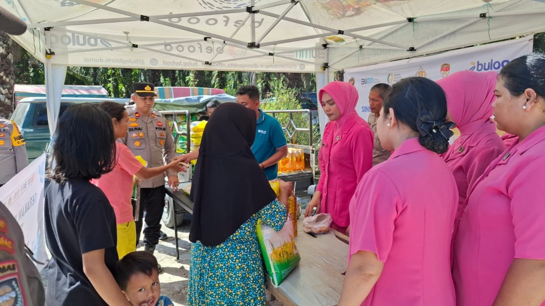 Kapolsek Bukit Kapur Dan Personil Melaksanakan GPM Berkolaborasi Dengan Perum Bulog Dumai