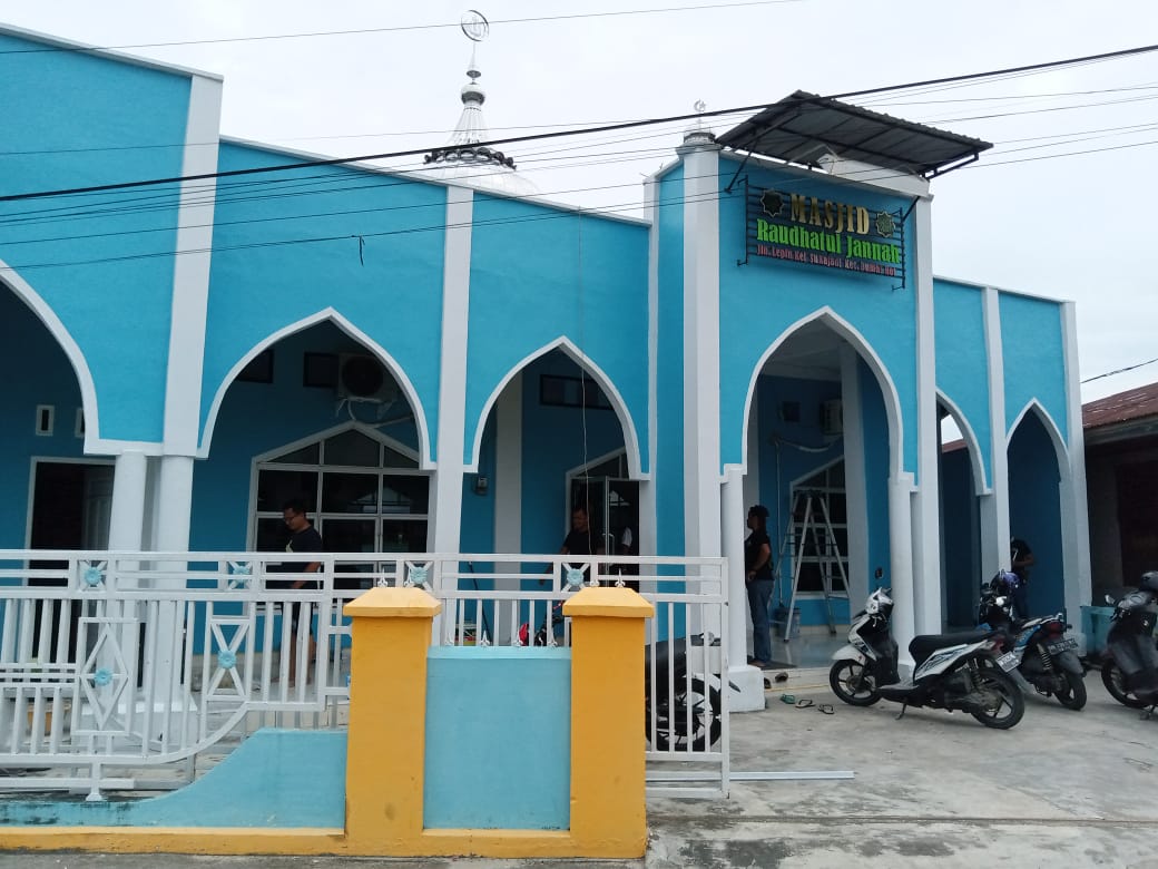 Warga RT 023 Gotong Royong Perbaikan Masjid Raudhatul Jannah