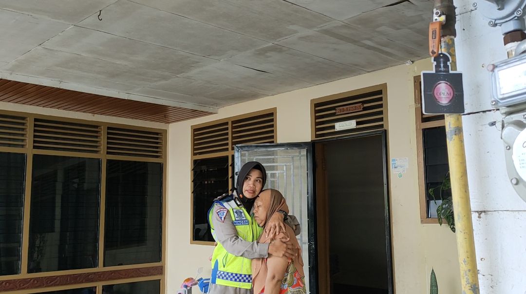 Satlantas Polres Dumai Gerak Cepat Bantu Proses Pemadaman Kebakaran Rumah Warga