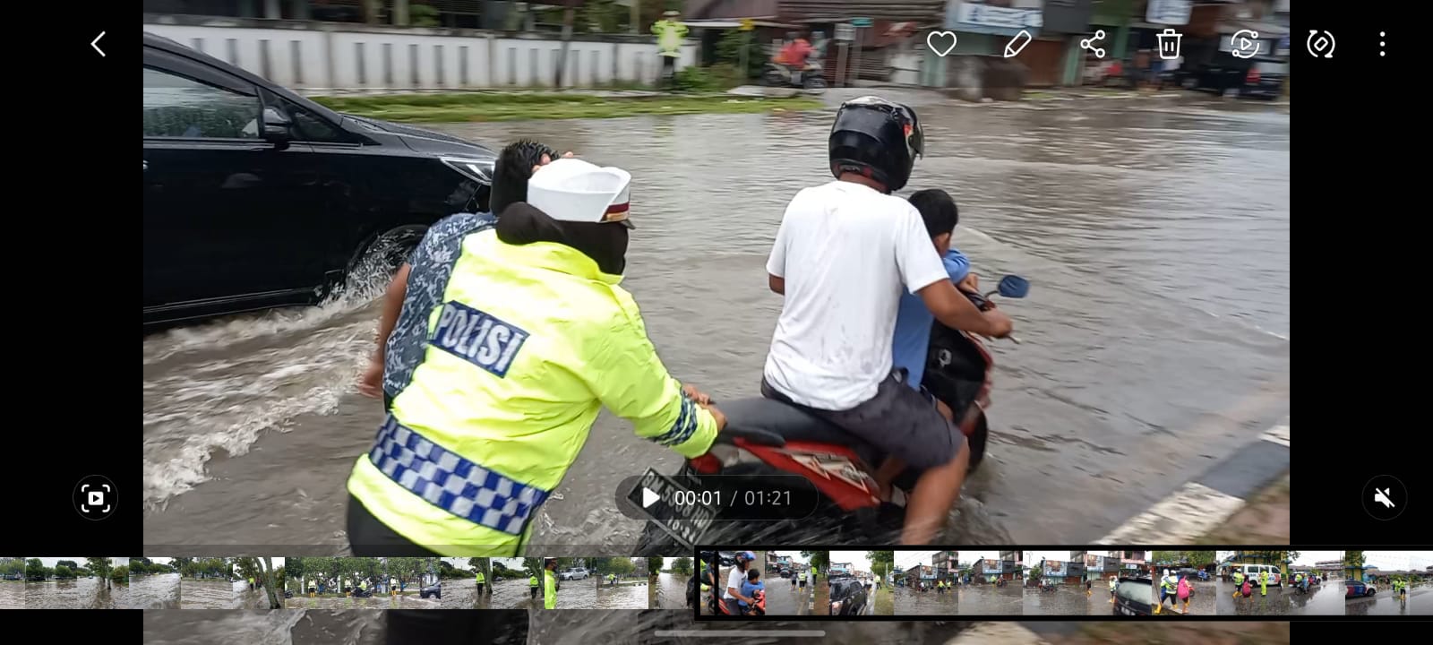 Polres Dumai Lakukan Pengaturan Lalu Lintas Dan Bantu Warga Akibat Banjir