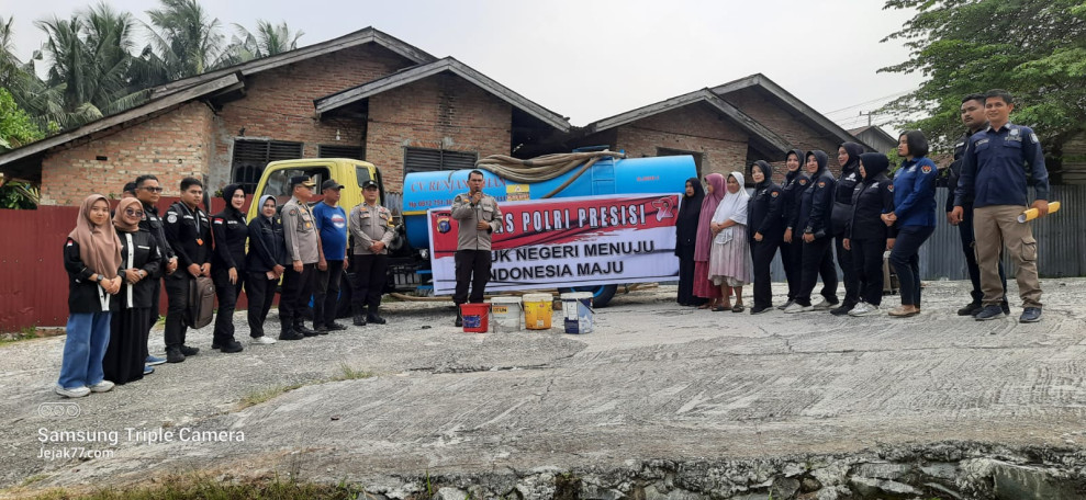 Krisis Air Desa Bencana Lesung, Sambut HUT Humas Ke - 72,Polda Riau Peka Dan Peduli Salurkan Air Bersih Ke Masyarakat