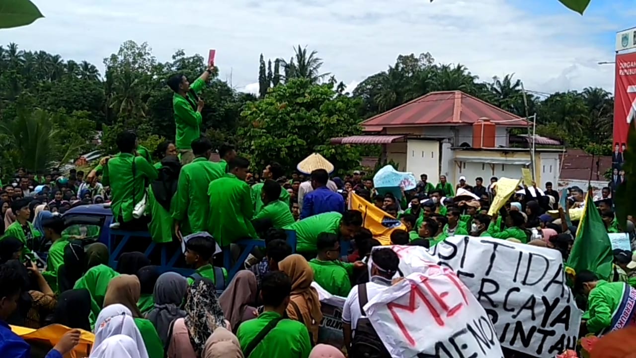 Di Nilai Tidak Pro Rakyat : Mahasiswa Beri Kartu Merah DPRD Rohul Saat Berdemo