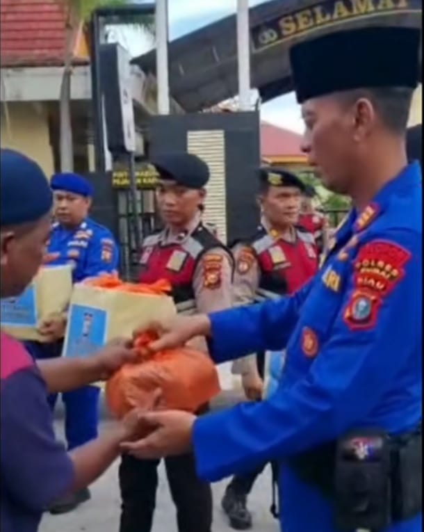 Sat Polairud Polres Dumai Berbagi Takjil Kepada Masyarakat