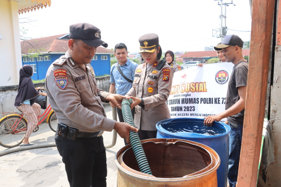 HUT Humas Polri Ke - 72,Polres Dumai Bagikan 10.000 Liter Air Bersih