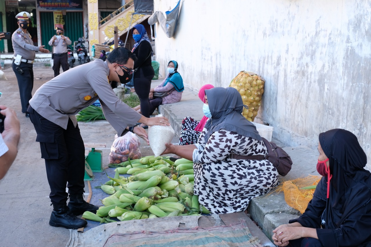Polres Dumai Bagikan Puluhan Paket Bansos Kepada Masyarakat Terdampak PPKM Khususnya Pedagang Pasar Dan Nelayan