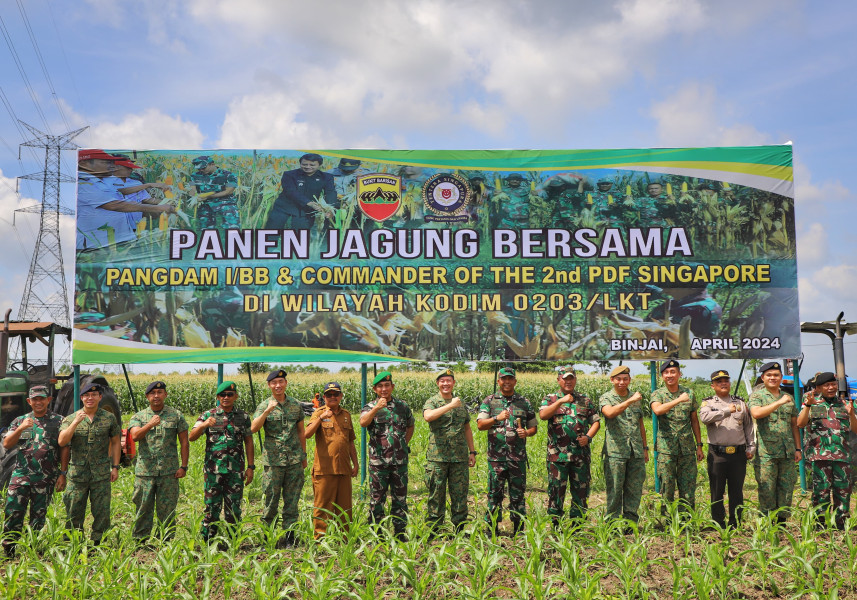 Kasdam I/BB Bawa Commander Of The 2nd PDF Singapore Panen Jagung Di Binjai