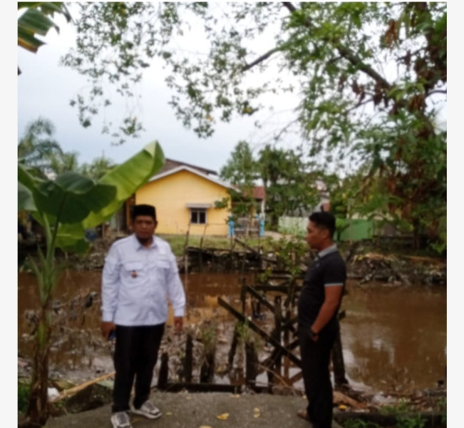 Mirwan Nuzul Lurah Sukajadi Cepat Tanggap Terkait Jembatan Rusak Yang Di Keluhkan Warga