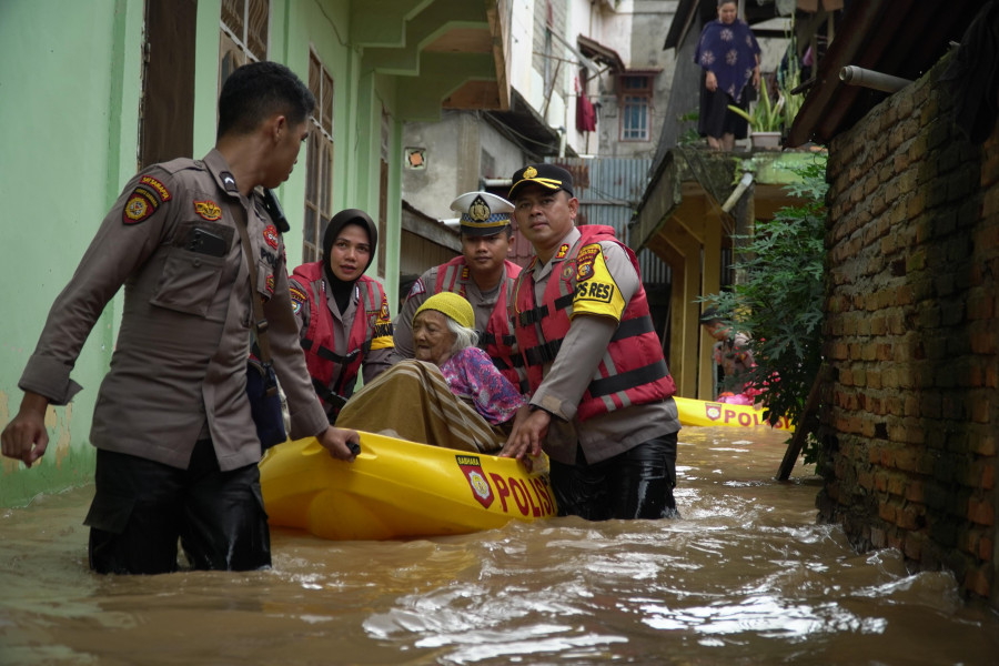 Ratusan Rumah Terendam Banjir, Kapolres Rohul Evakuasi Lansia Korban Terkurung Banjir