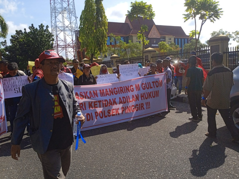 Tuntut Tahanan Polsek Pinggir Di Bebaskan, Ratusan Masa SPKN Riau Gelar Aksi Unjuk Rasa