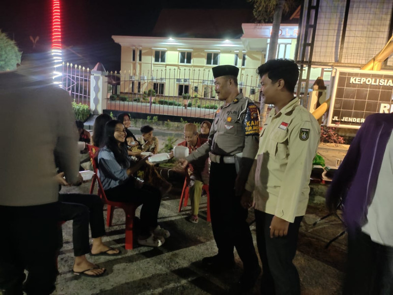 BEM Sekota Dumai Dan Satlantas Lakukan Sahur Bersama Di Depan Polres Dumai