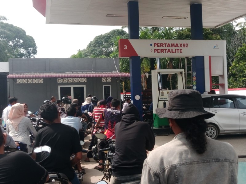 Antrian Panjang BBM SPBU Teluk Lecah Di Duga Akibat Kekurangan Operator
