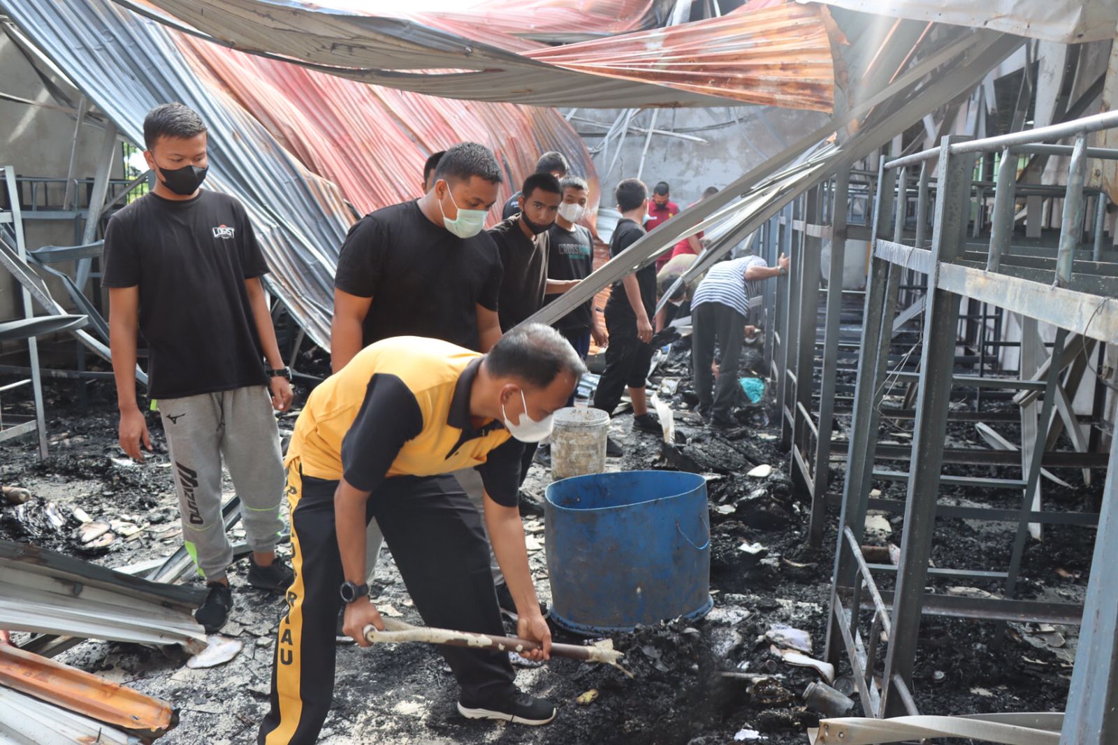 Pasca Kebakaran Ponpes Khalid Bin Walid, Puluhan Bintara Remaja Polres Rohul Baksos Pembersihan