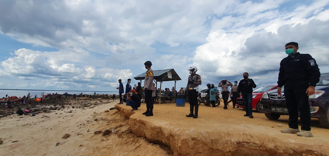 Padat Pengunjung, Polres Dumai Bubarkan Pengunjung Pantai Di Medang Kampai
