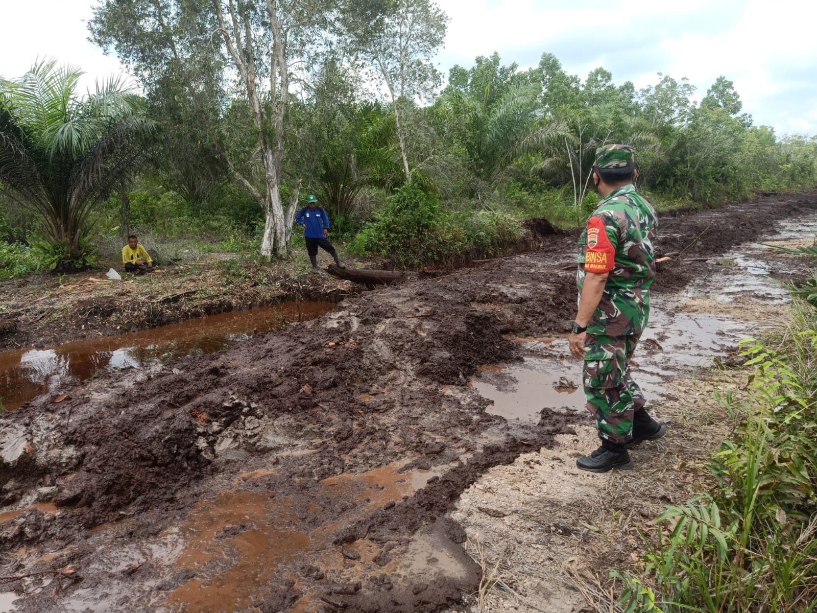 Babinsa Pantai Pelaksanaan Normalisasi Parit